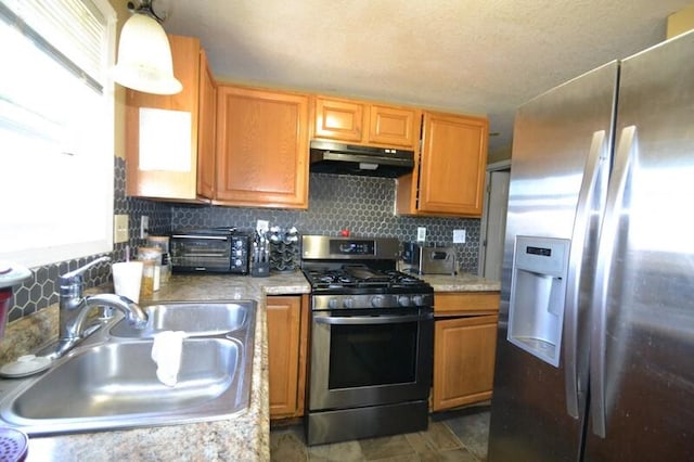 kitchen featuring decorative backsplash, stainless steel appliances, and sink