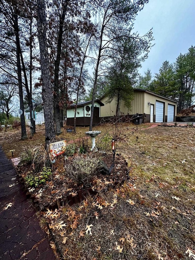 view of yard with an outbuilding and a garage