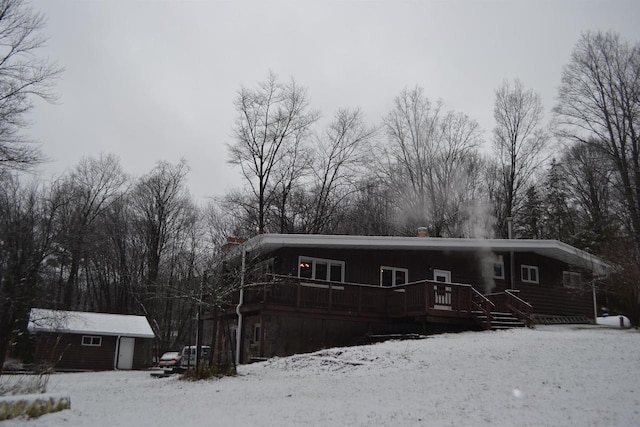 view of front of property featuring a storage shed