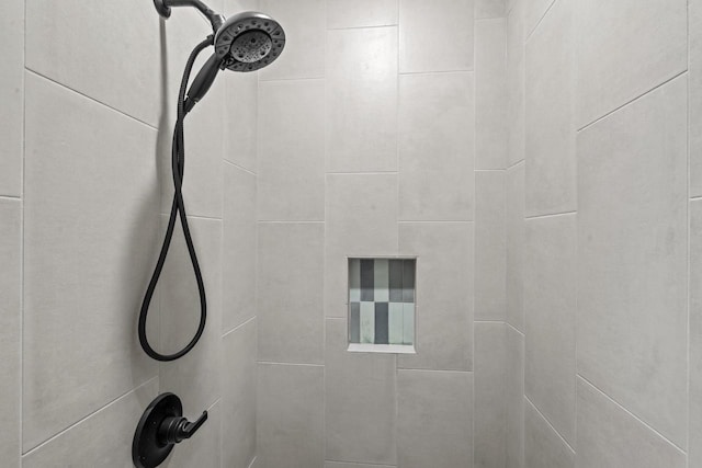 room details featuring tiled shower