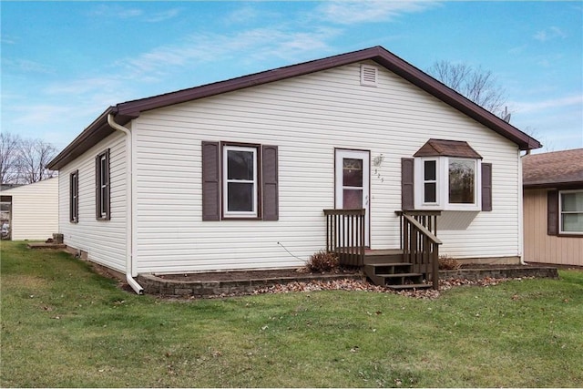 back of house featuring a lawn