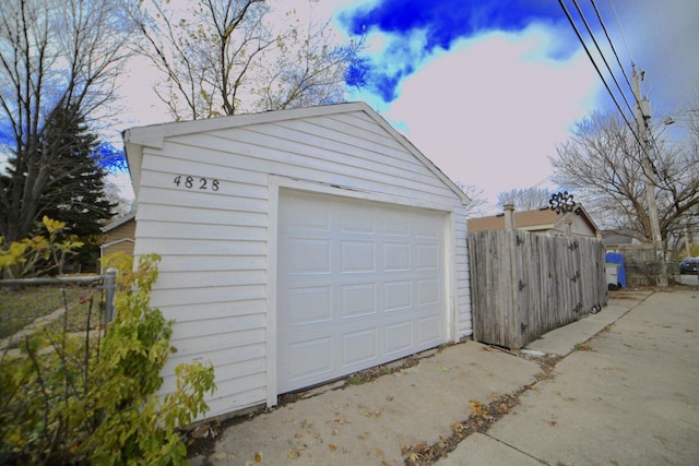4828 N 25th St, Milwaukee, WI 53209 - detached garage featuring driveway