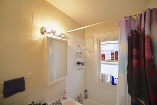 4828 N 25th St, Milwaukee, WI 53209 - full bath with shower / bath combo with shower curtain