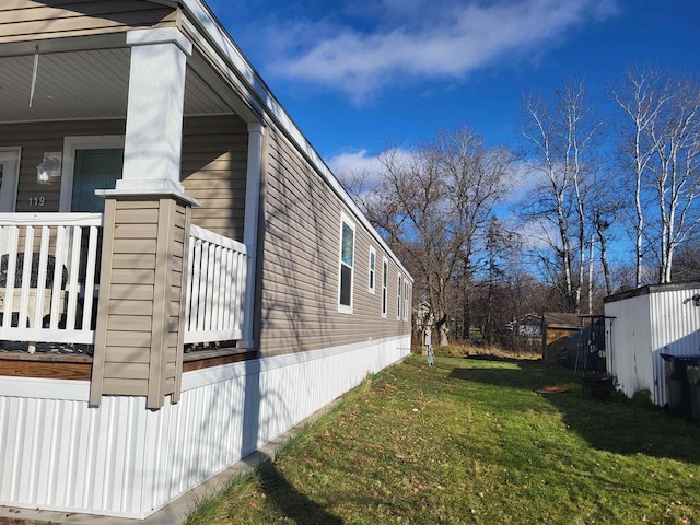 view of side of property featuring a lawn