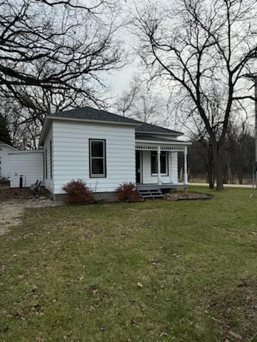 view of front of house with a front yard