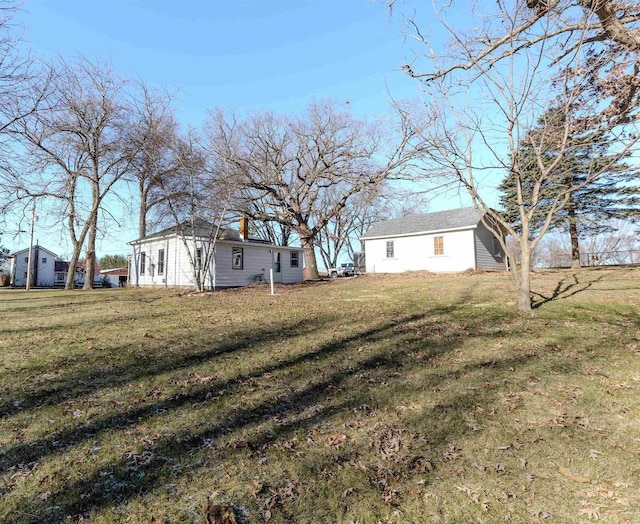 view of yard featuring an outbuilding