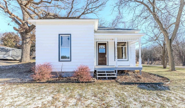 view of front of house featuring a front yard