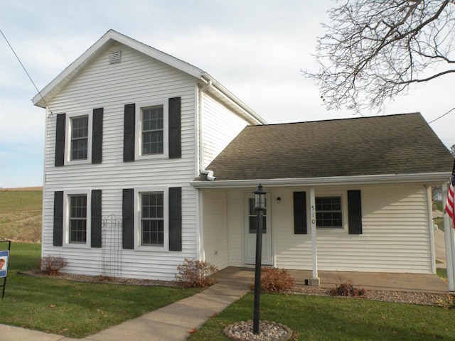 view of front facade featuring a front yard