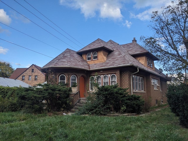 view of front of house with a front lawn