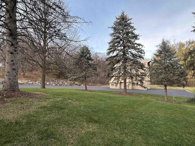 6641 N Kennedy Rd, Milton, WI 53563 - surrounding community with a yard