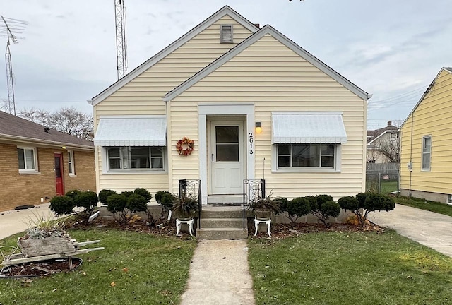 bungalow-style home featuring a front lawn