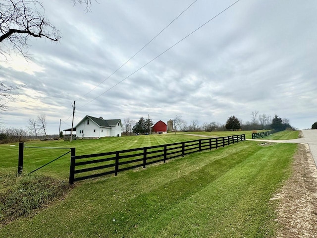 view of yard featuring a rural view