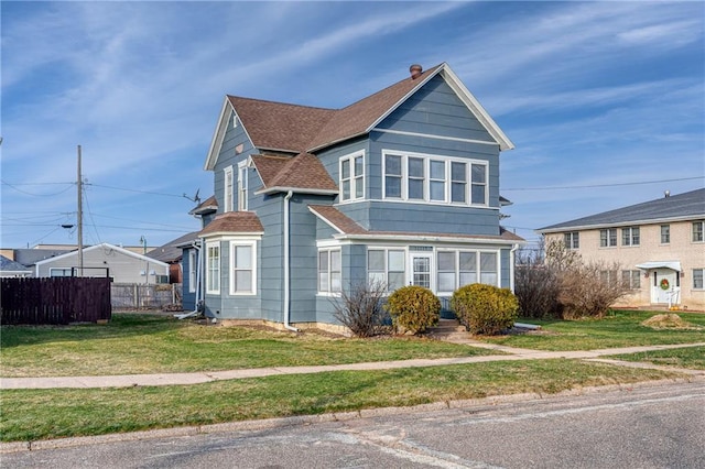 view of front of property featuring a front yard