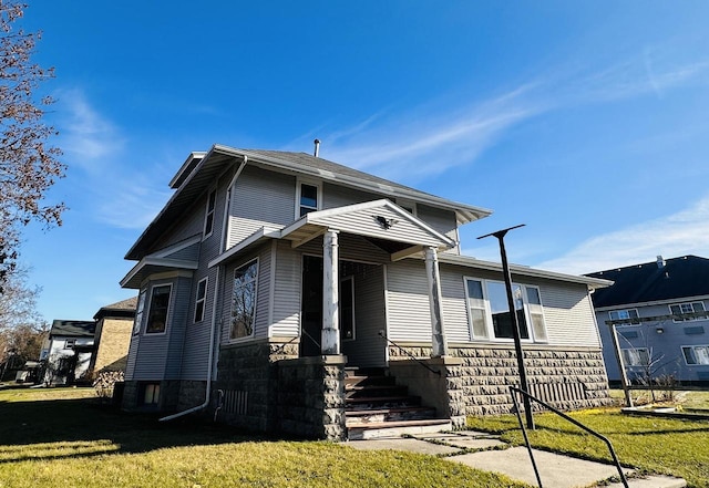 view of front facade featuring a front yard