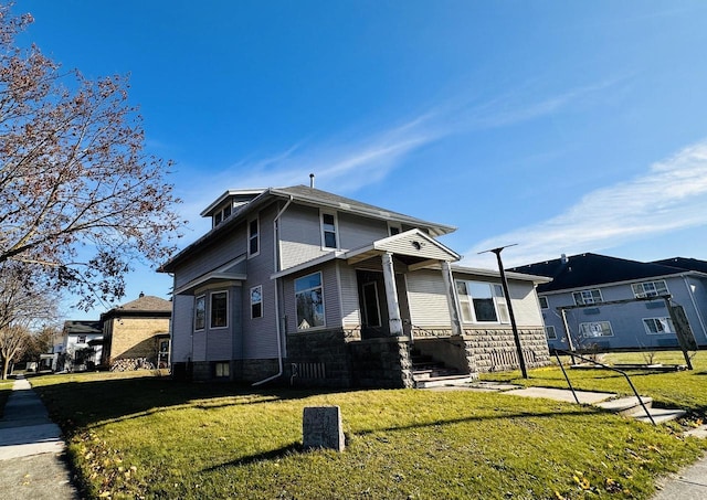 view of front of home with a front lawn