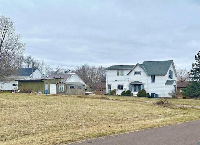 view of front of home with a front lawn