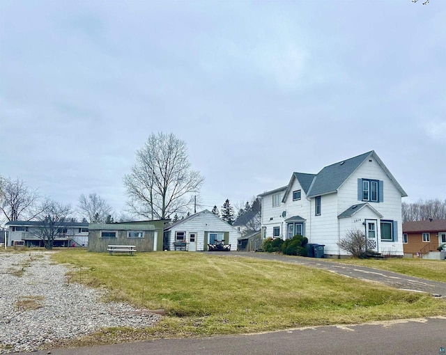 view of front of property featuring a front lawn