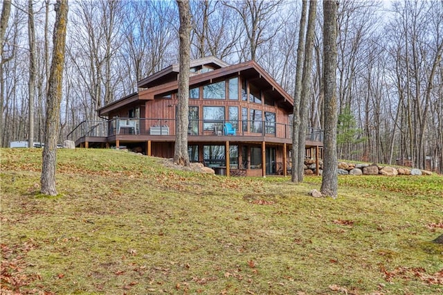 back of house featuring a lawn