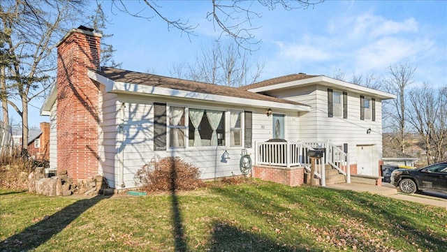 tri-level home featuring a front yard