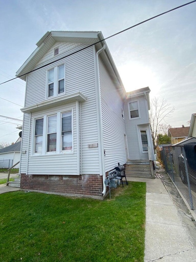 view of front of property featuring a front lawn