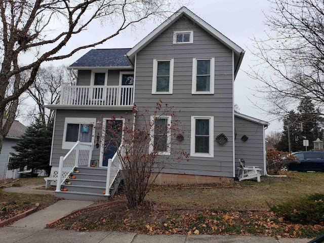 view of front of property featuring a balcony