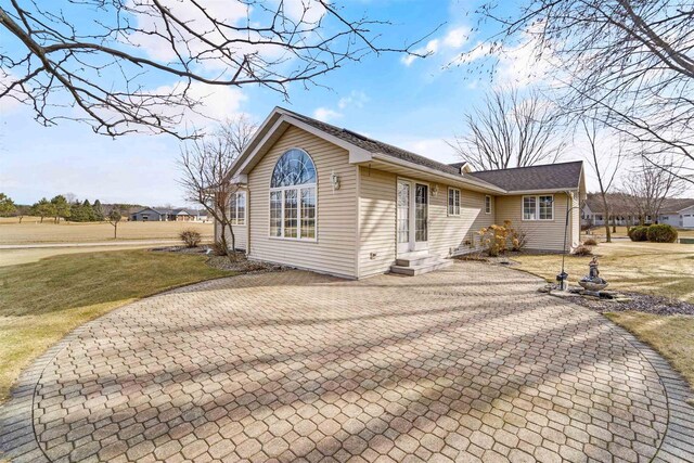 view of front of house featuring a front lawn