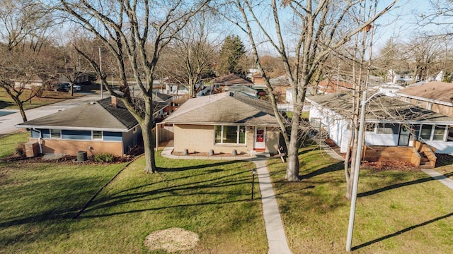 view of front of property featuring a front yard