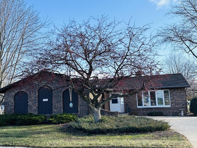 view of front of property featuring a front yard