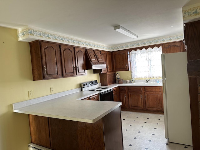 kitchen with white appliances, a kitchen breakfast bar, sink, custom range hood, and kitchen peninsula