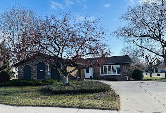 view of front of house featuring a front lawn