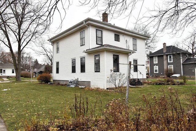 view of front of home featuring a front lawn