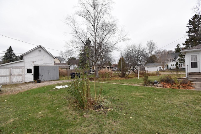 view of yard with an outdoor structure