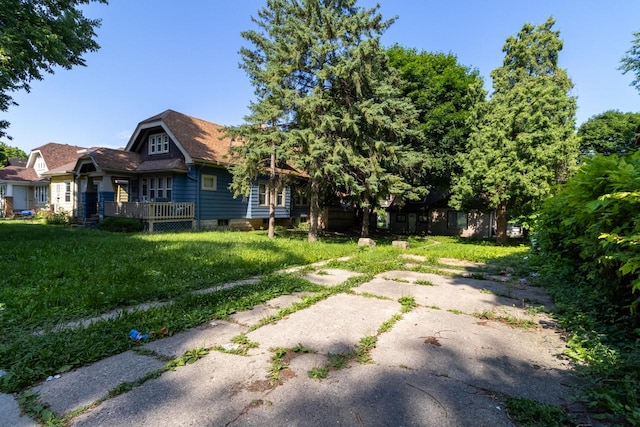 view of front of property featuring a front lawn