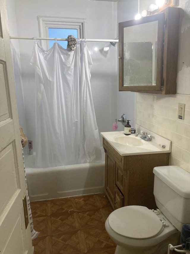 full bathroom featuring vanity, parquet floors, backsplash, toilet, and shower / bath combo with shower curtain