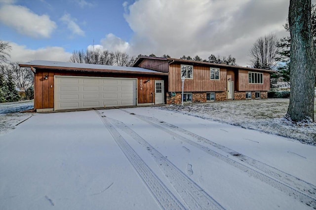 view of front facade featuring a garage