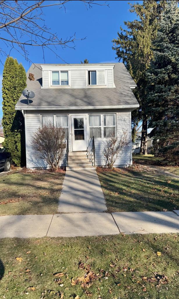 view of front of house with a front lawn