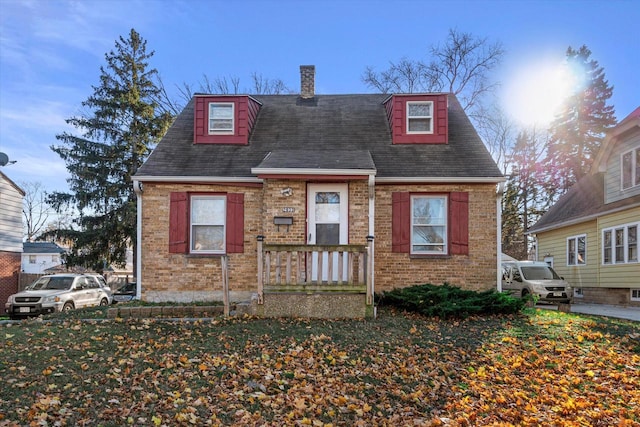 view of front of property featuring a front yard