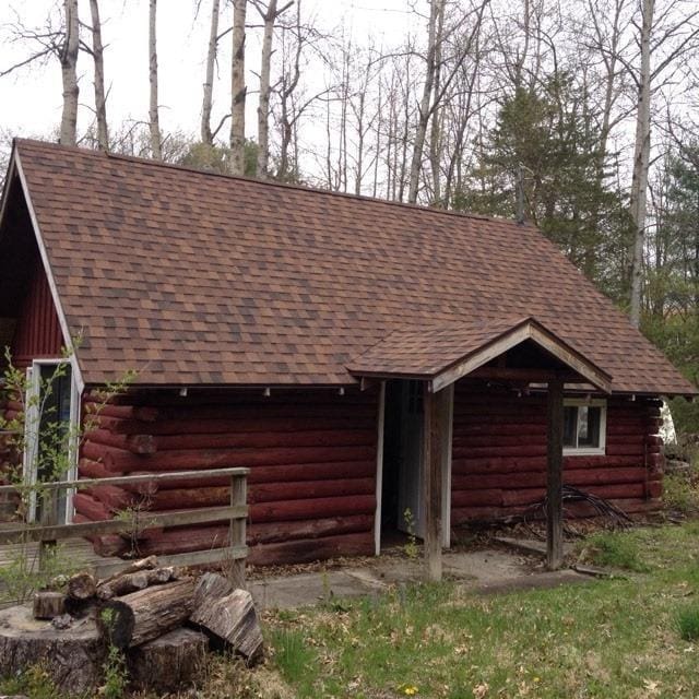 view of front of property with an outbuilding