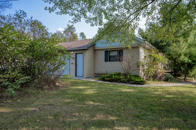 ranch-style house featuring a front yard