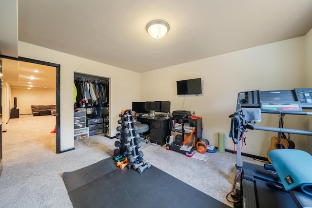 exercise room with carpet flooring