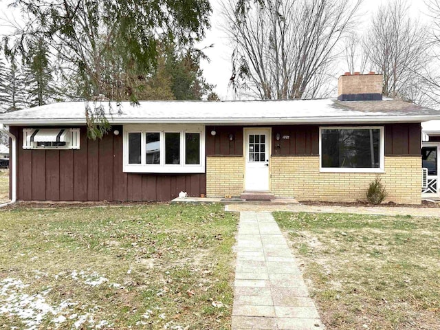 ranch-style house featuring a front yard