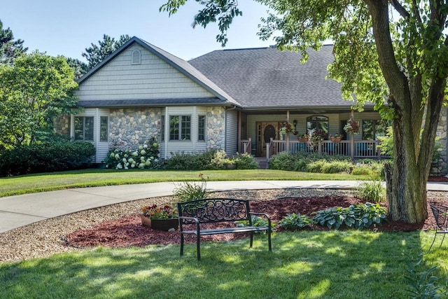 view of front of house featuring a porch and a front yard