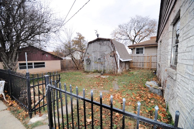 view of yard featuring a storage unit