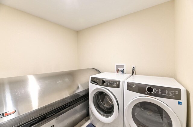 7134 N Tichigan Rd, Waterford, WI 53185 - laundry area featuring independent washer and dryer