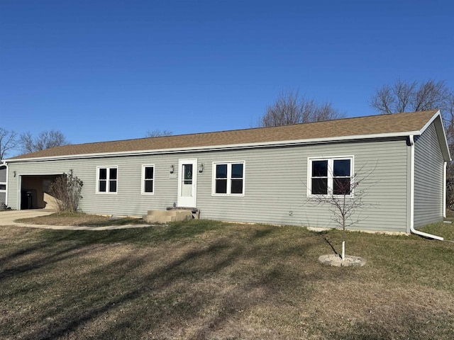 view of front facade featuring a front yard and a garage