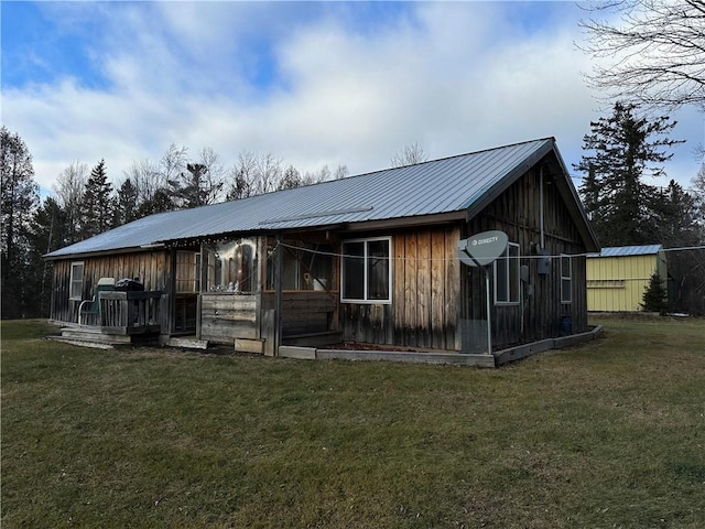 view of front of house featuring an outbuilding and a front yard