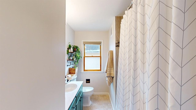 bathroom featuring a shower with shower curtain, vanity, and toilet