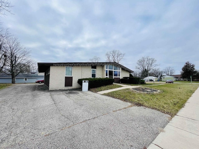 view of front of house featuring a front yard