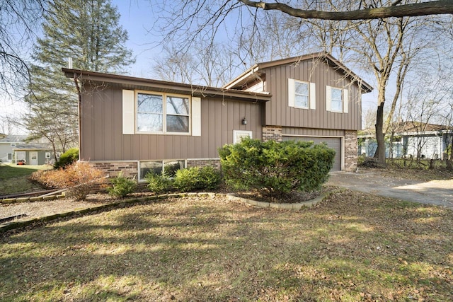 view of front of property featuring a front yard and a garage