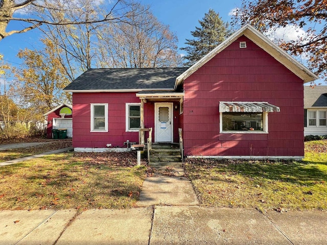 bungalow featuring a front lawn